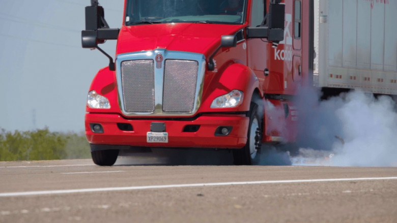 Как се държи камион, управляван от автопилот, когато спука гума ВИДЕО