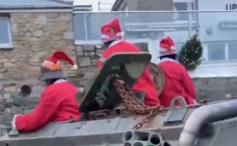 Вижте как пияни Дядо Коледа обикалят с БМП и възмутиха жителите ВИДЕО
