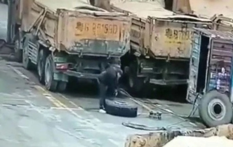 Съботна подборка от зрелищни ВИДЕА: Гума на камион се взриви, докато мъж я помпаше
