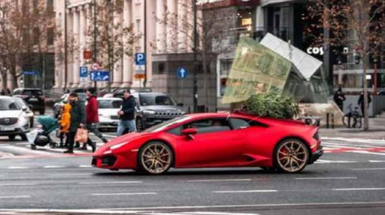 Украинец с Lamborghini направи флашмоб в Полша ВИДЕО