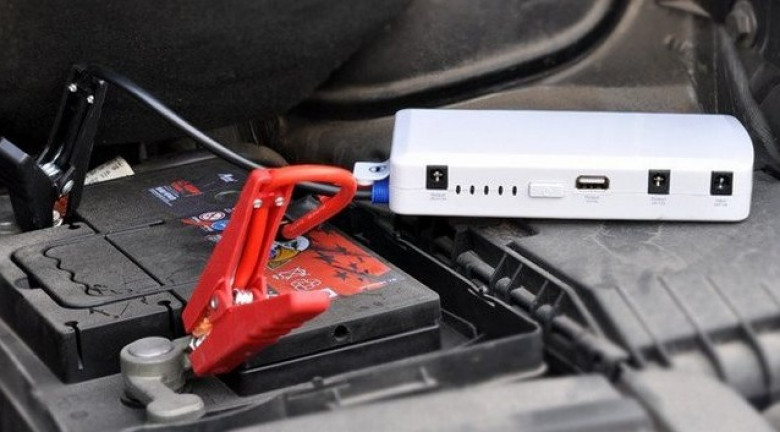Как да заредите акумулатор от външна батерия, без да повредите колата си
