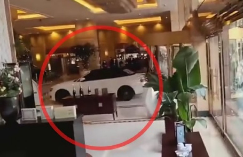 Съботна подборка от зрелищни ВИДЕА: Разгневен мъж влезе с колата си във фоайето на хотел