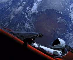 Знаменитата Tesla на Илон Мъск от 5 г. е в космоса, ето къде се намира сега СНИМКИ
