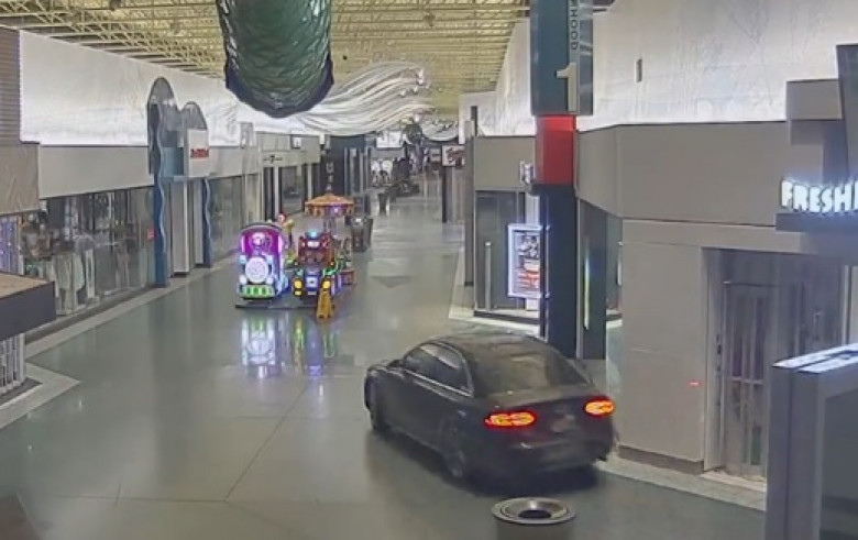 Съботна подборка от зрелищни ВИДЕА: Крадци влязоха директно с автомобил в мол