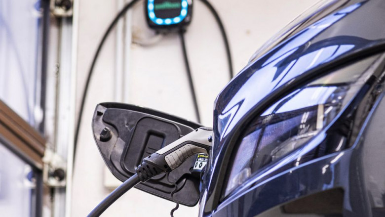 Бензинът ще поевтинява, остава ли по-евтино да караме на ток?