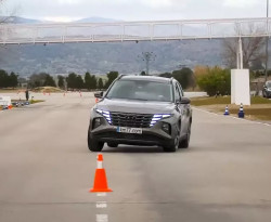 Експертите не очакваха такова нещо от хибридния Hyundai Tucson по време на "лосовия тест" ВИДЕО