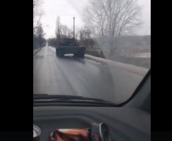 Съботна подборка от зрелищни ВИДЕА: Какво се случва, когато шофьор реши да изпревари танк
