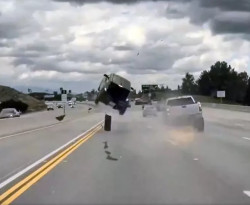 Зрелищно ВИДЕО: Kia Soul излита във въздуха след сблъсък с колело
