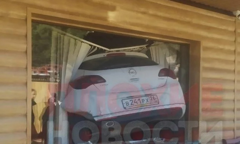 Съботна подборка от зрелищни ВИДЕА: Девойка влетя с колата си през прозореца в жилищна сграда