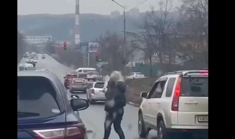 Съботна подборка от зрелищни ВИДЕА: Разгневена жена се нахвърли с мачете върху шофьор и колата му