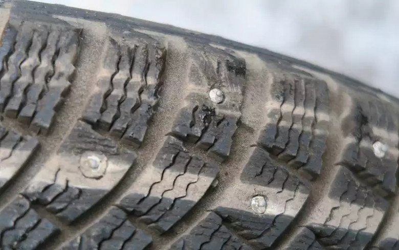 Експерти казаха защо е опасно да караме със зимни гуми през лятото