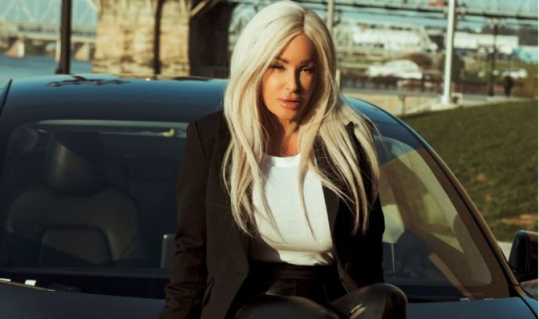 Моделка на Playboy се разведе и стана най-горещата таксиджийка СНИМКИ 18+