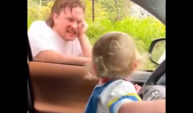Баща впечатли мрежата, постави малкото си детето в колата и след това... ВИДЕО