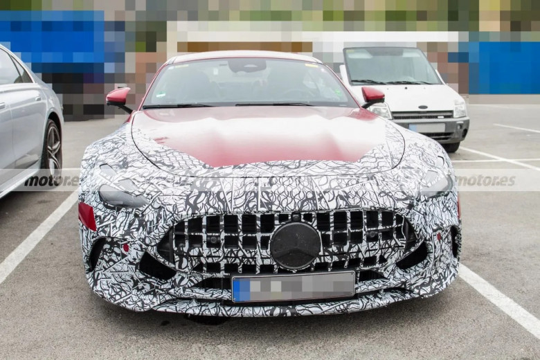 Хибридното купе Mercedes-AMG GT се появи на СНИМКИ: Екстериор и интериор