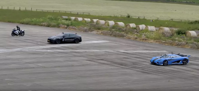 Чудовищен драг: Koenigsegg в надпревара с Tesla и хипербайк Suzuki ВИДЕО