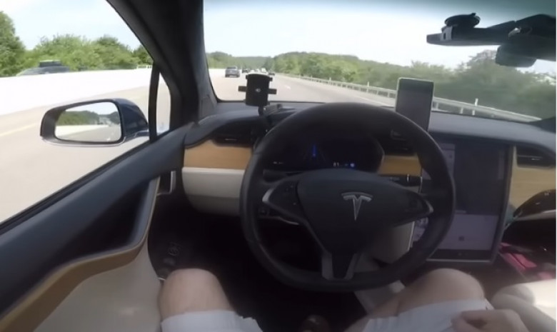 Тайна функция Elon Mode е открита в електрическа кола Tesla ВИДЕО