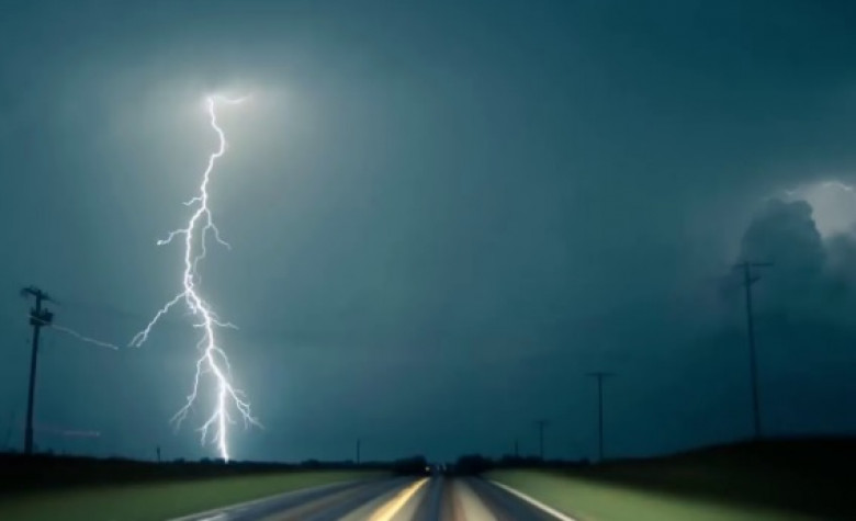 Фаталните грешки, които шофьорите могат да допуснат по време на буря с гръмотевици