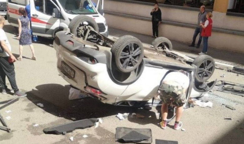 Съботна подборка от зрелищни ВИДЕА: Жена рухна с колата си от втория етаж на паркинг