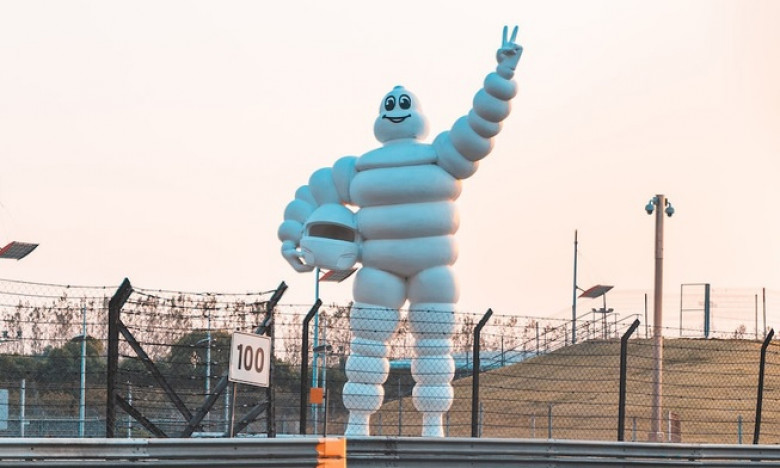 Вижте колко страховит е бил символът на Michelin преди години, а сега е усмихнат и вежлив ВИДЕО
