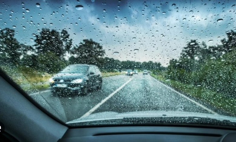 Ето как да действате, ако карате кола при силен дъжд