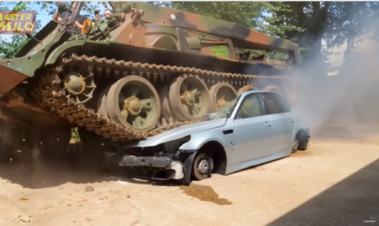 Съботна подборка от зрелищни ВИДЕА: Танк премина върху автомобил BMW и го премаза