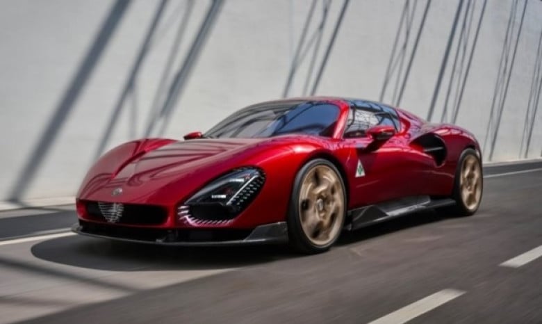 Alfa Romeo показа последния си бензинов суперавтомобил СНИМКИ