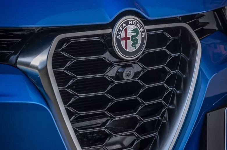 Електрическият кросоувър Alfa Romeo: Първи СНИМКИ