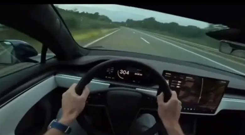 Собственик на Tesla излезе на обикновена магистрала и ускори  до 328 км/ч  ВИДЕО