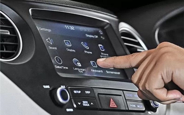 Експерт разкри защо сензорните екрани заменят „физическите“ бутони в колите