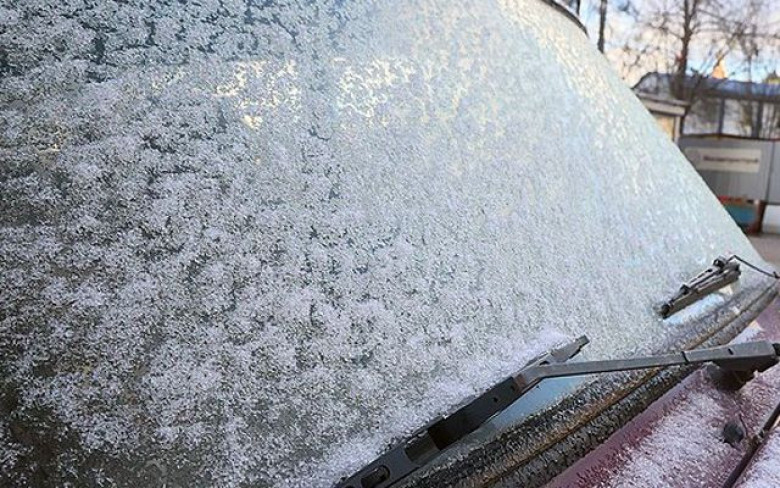 Автоексперт разкри лесни трикове за почистване на предното стъкло през зимата