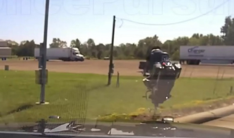 Съботна подборка от зрелищни ВИДЕА: Полицейска гонка с мотоциклетист завърши брутално