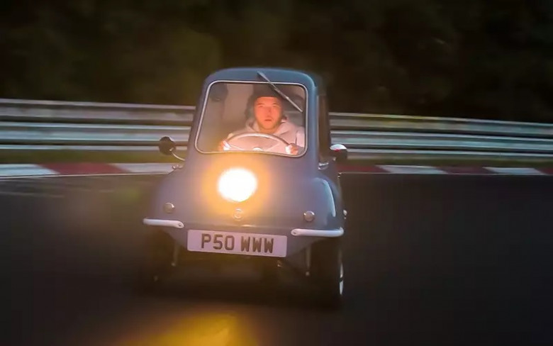 Най-малката кола в света излезе на състезателната писта ВИДЕО