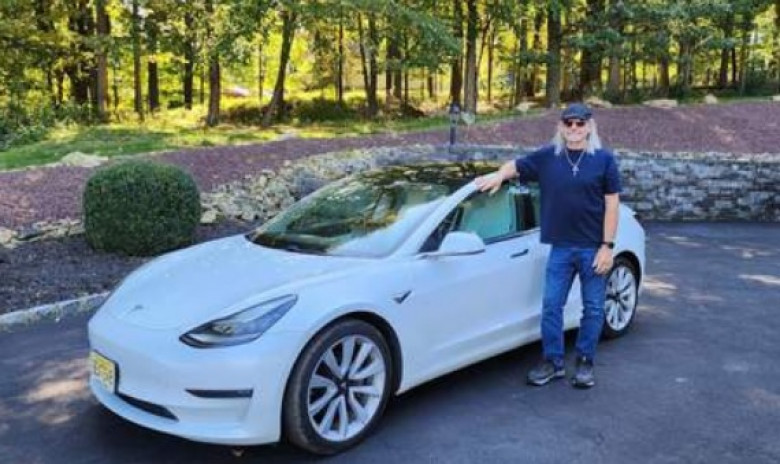 Шофьор навъртя голям пробег с Tesla Model 3 и сподели какво се е случило с електромобила ВИДЕО