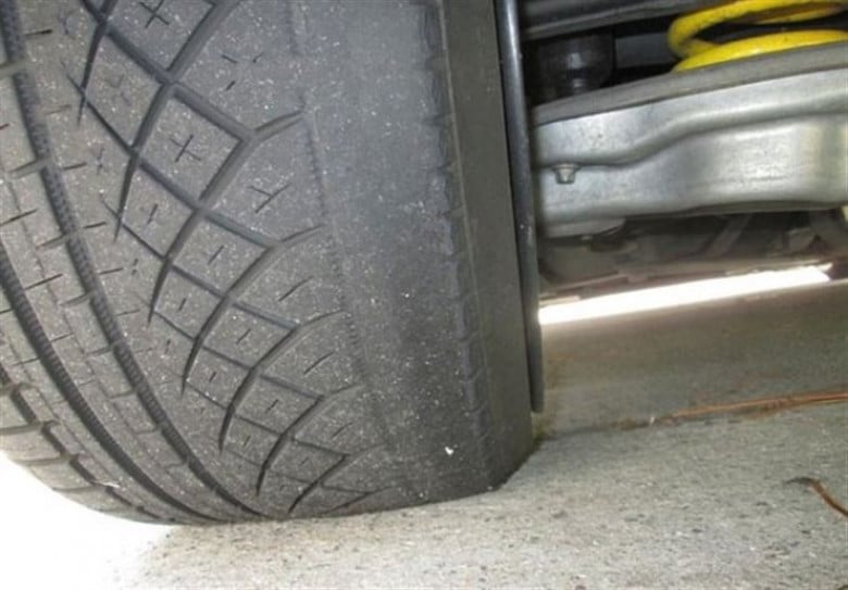 Как да определим повредата на автомобила по износването на гумите
