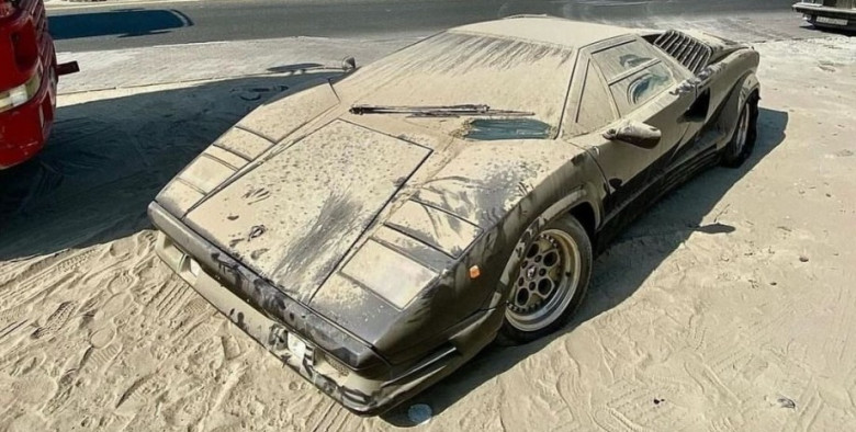Мистерия с изоставена суперкола Lamborghini за $500 000 в пустинята