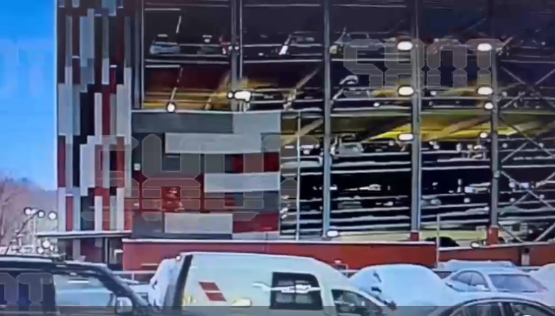 Съботна подборка от зрелищни ВИДЕА: Мъж рухна с колата си от 4-ия етаж на паркинг