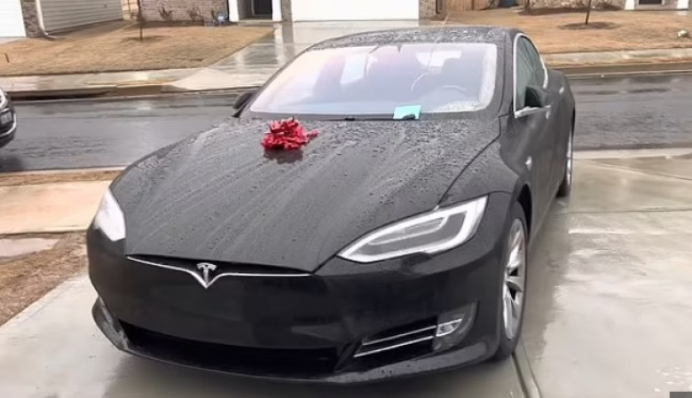 Тийнейджърка получи Tesla като подарък, а след това шокира с постъпката си ВИДЕО