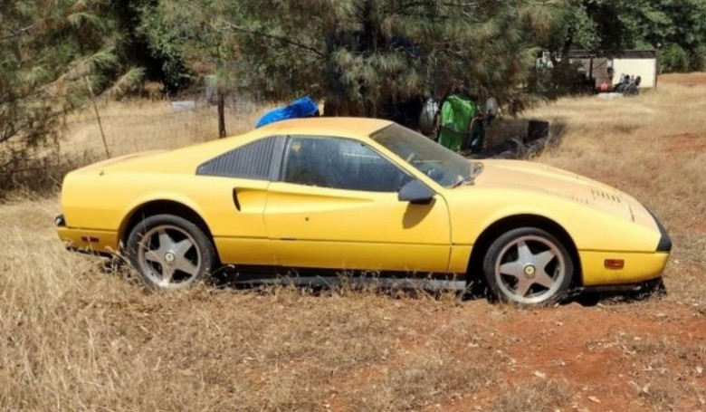 Намериха захвърлен навън суперавтомобил Ferrari СНИМКИ