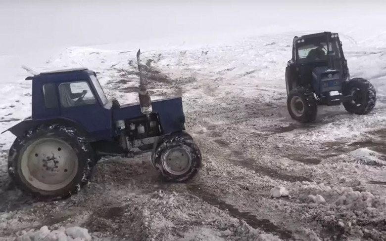 Яростна битка между беларуски и американски трактор на снежен склон ВИДЕО