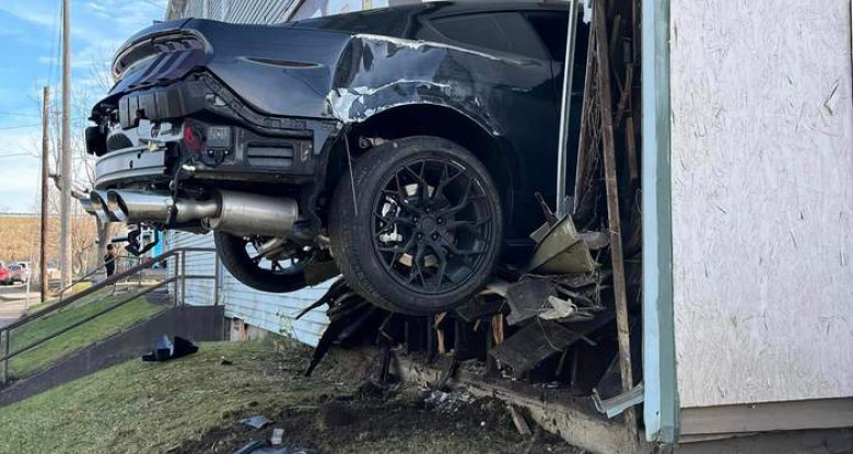 Зрелищна катастрофа: Шофьор с Ford Mustang влетя и се заби в сграда СНИМКИ