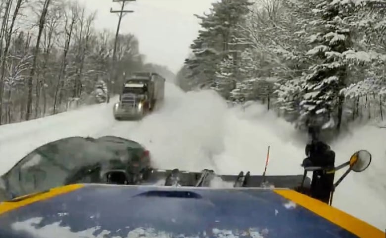 Съботна подборка от зрелищни ВИДЕА: Снегорин разполови Subaru в страховита катастрофа