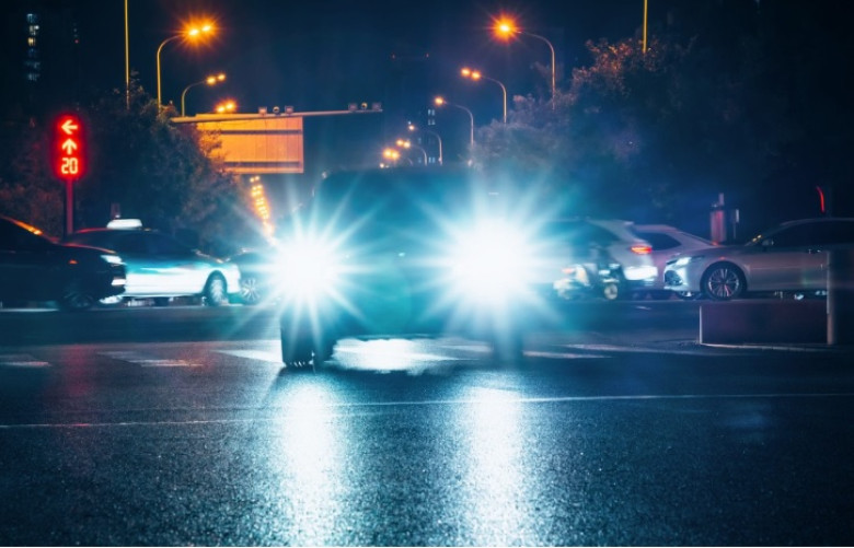 Защо фаровете на съвременните коли заслепяват през нощта