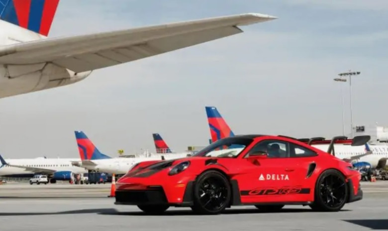Уникална услуга: Превозват закъснелите пътници до самолета с Porsche за $240 000 ВИДЕО