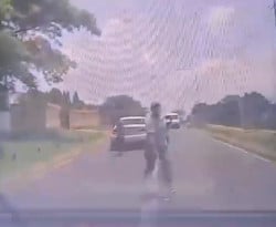 Съботна подборка от зрелищни ВИДЕА: Бързата реакция на шофьор го спаси от въоръжени бандити
