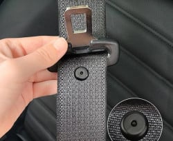 „Тайно“ копче на предпазните колани на автомобилите изумява с функция ВИДЕО