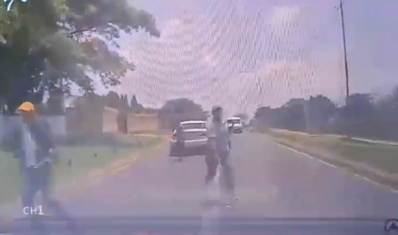 Зрелищни ВИДЕА: Бързата реакция на шофьор го спаси от въоръжени бандити