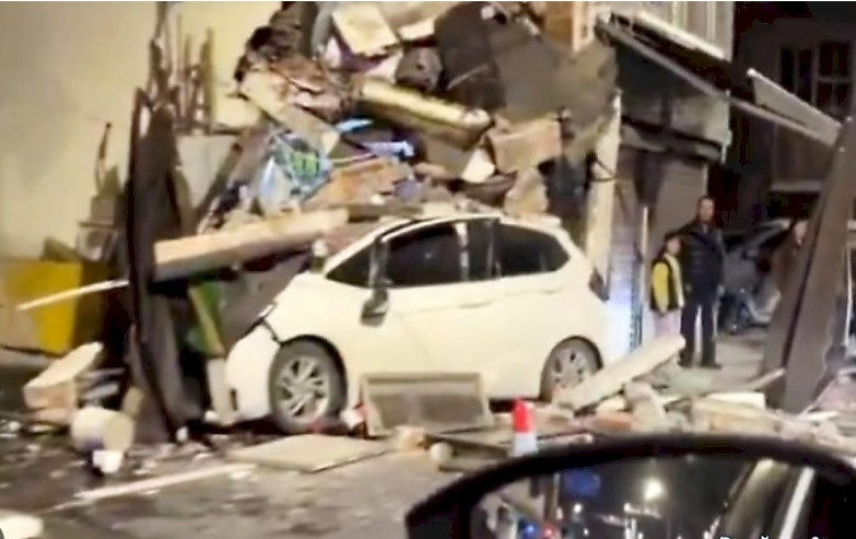 Кола разби жилищна сграда при брутална катастрофа ВИДЕО
