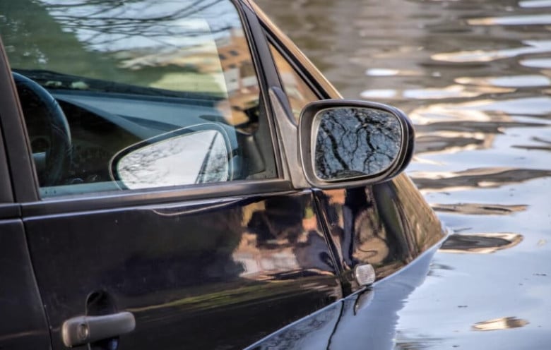 Как да се спасите, ако сте се потопили с автомобил във водата ВИДЕО