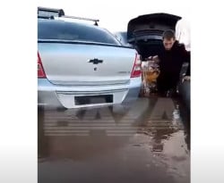 Съботна подборка от зрелищни ВИДЕА: Шофьор спаси по уникален начин колата си от наводнение