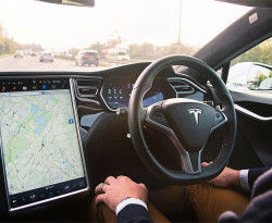 Автопилотът на Tesla спаси живота на шофьора